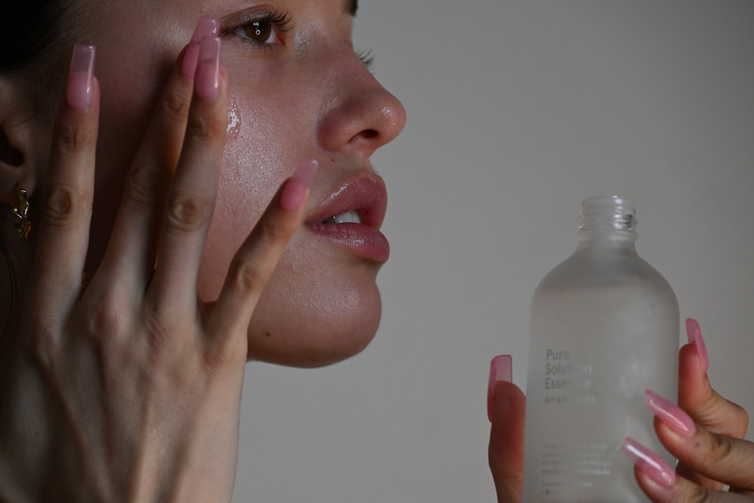 Personne consultant l’étiquette d’un produit cosmétique