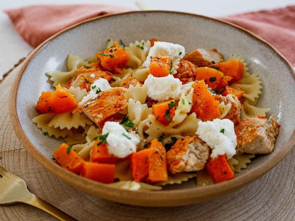Photo de la recette Potiron confit, Bufala belge, pâtes, poulet & vinaigrette balsamique