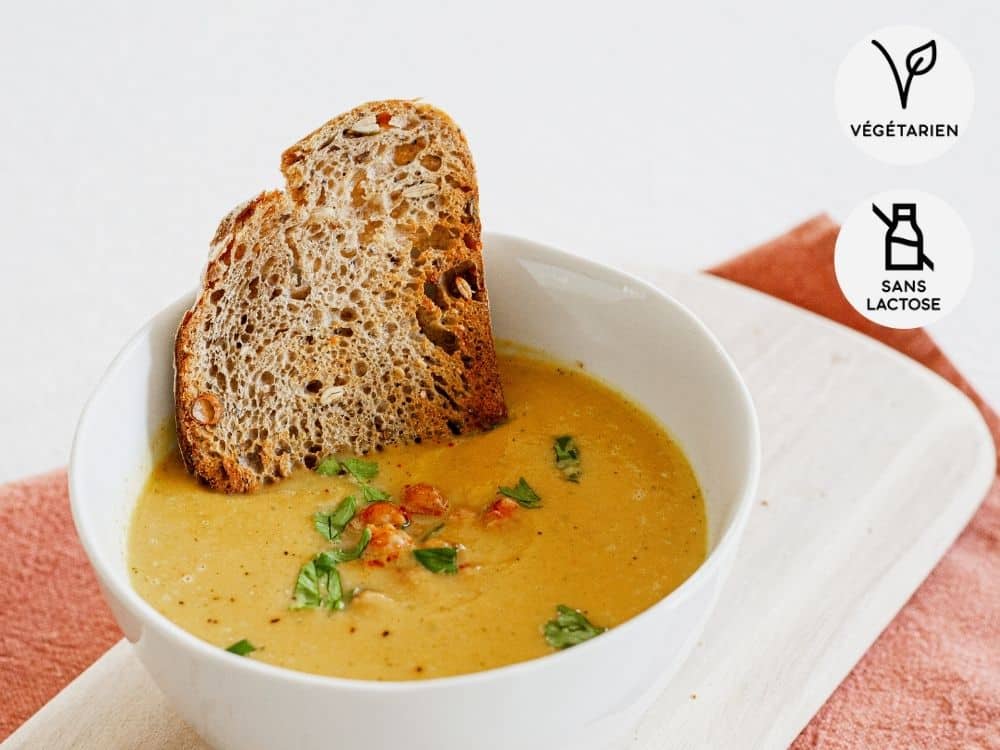 Photo de la recette Velouté de butternut & carottes, pois chiches rôtis, pain complet